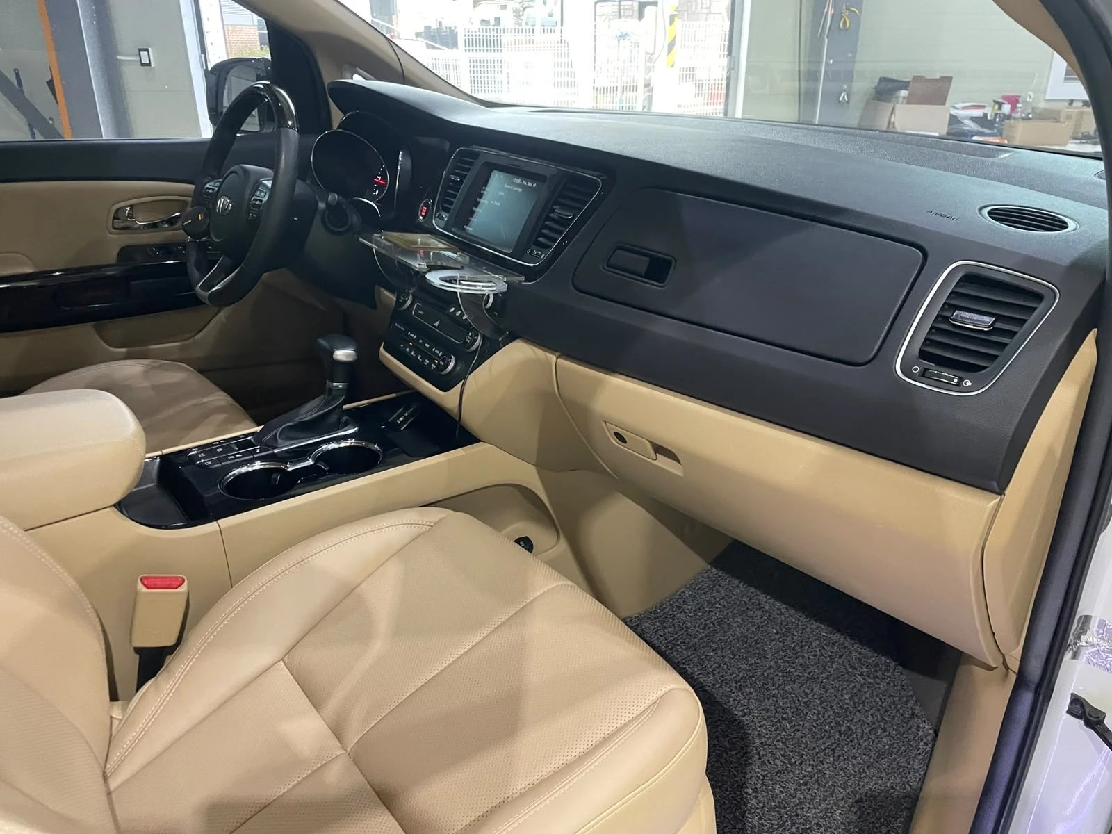 Kia Carnival 2.2D ! 8+ 1 ! Noblesse Special !, снимка 10 - Автомобили и джипове - 56210510