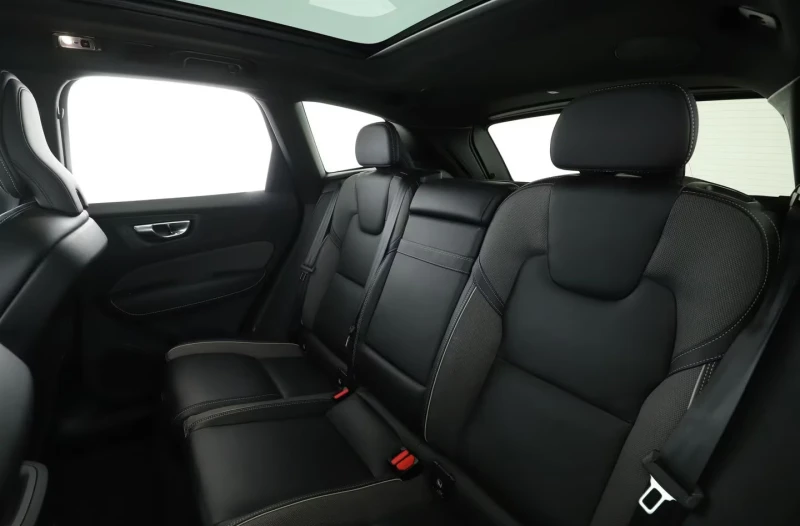 Volvo XC60 T6/R-DESIGN/462HP/AWD/CAM/L.ASS/LED/CARPLAY/617f, снимка 16 - Автомобили и джипове - 51415996