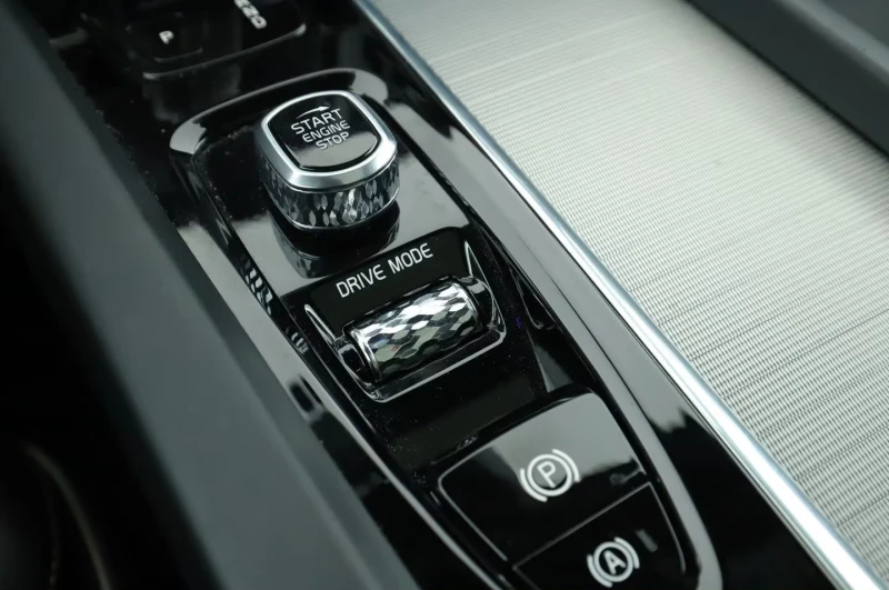 Volvo XC60 T6/R-DESIGN/462HP/AWD/CAM/L.ASS/LED/CARPLAY/617f, снимка 15 - Автомобили и джипове - 51415996