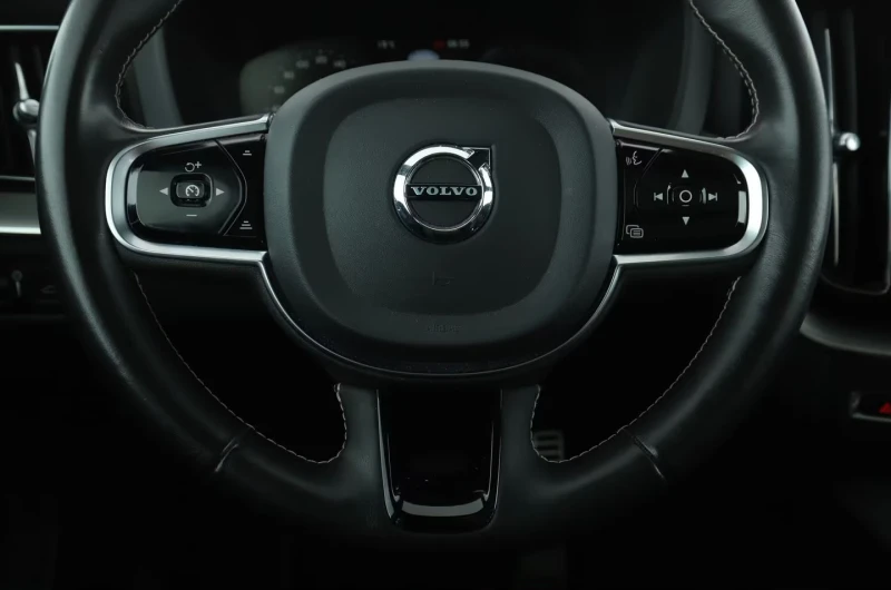 Volvo XC60 T6/R-DESIGN/462HP/AWD/CAM/L.ASS/LED/CARPLAY/617f, снимка 9 - Автомобили и джипове - 51415996