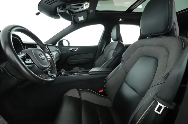 Volvo XC60 T6/R-DESIGN/462HP/AWD/CAM/L.ASS/LED/CARPLAY/617f, снимка 7 - Автомобили и джипове - 51415996