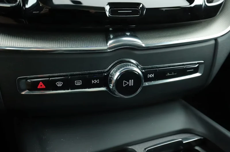 Volvo XC60 T6/R-DESIGN/462HP/AWD/CAM/L.ASS/LED/CARPLAY/617f, снимка 14 - Автомобили и джипове - 51415996