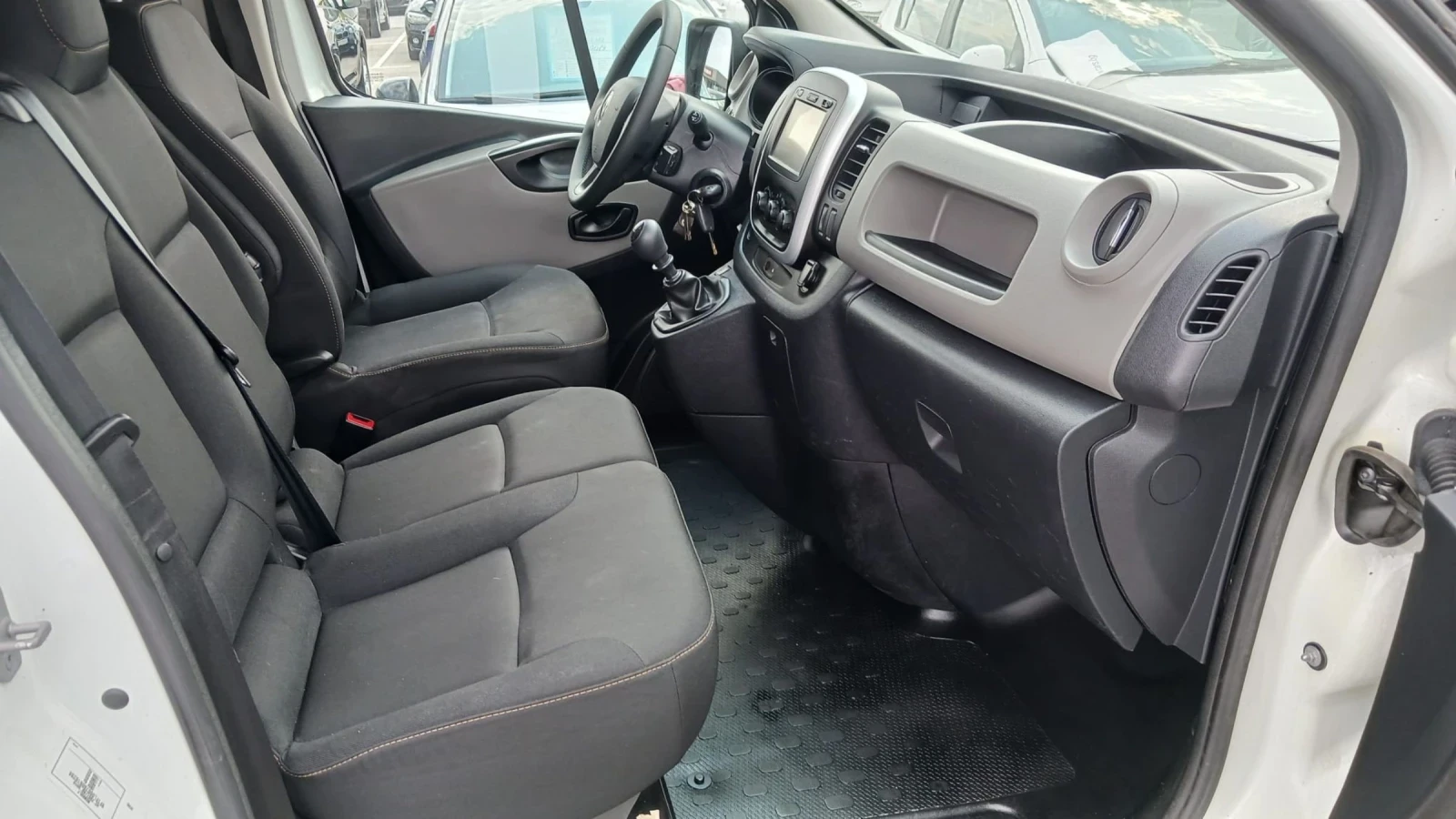 Renault Trafic 1.6 dci - изображение 9