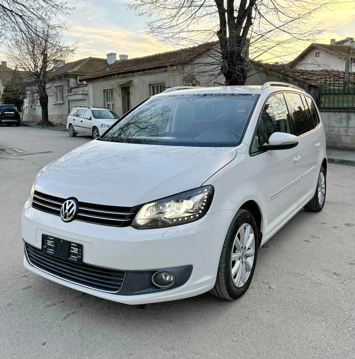 VW Touran 2.0 TDI 140 кс FACELIFT  НОВ ВНОС  ТОП  ЛИЗИНГ, снимка 1