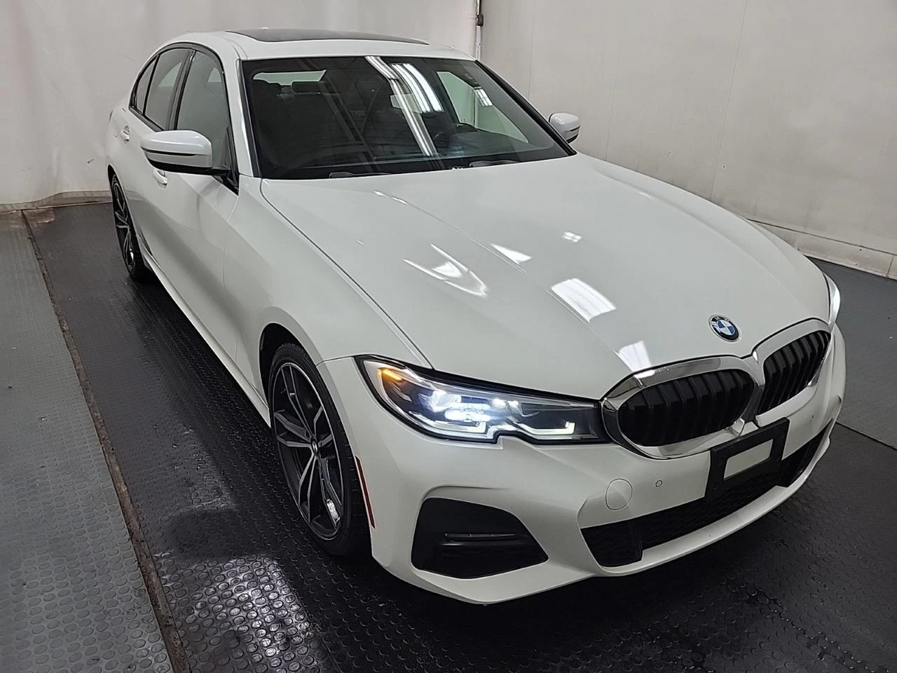 BMW 330 xDrive* M-pack* Shadow line* Ambient* Carplay*  - изображение 7