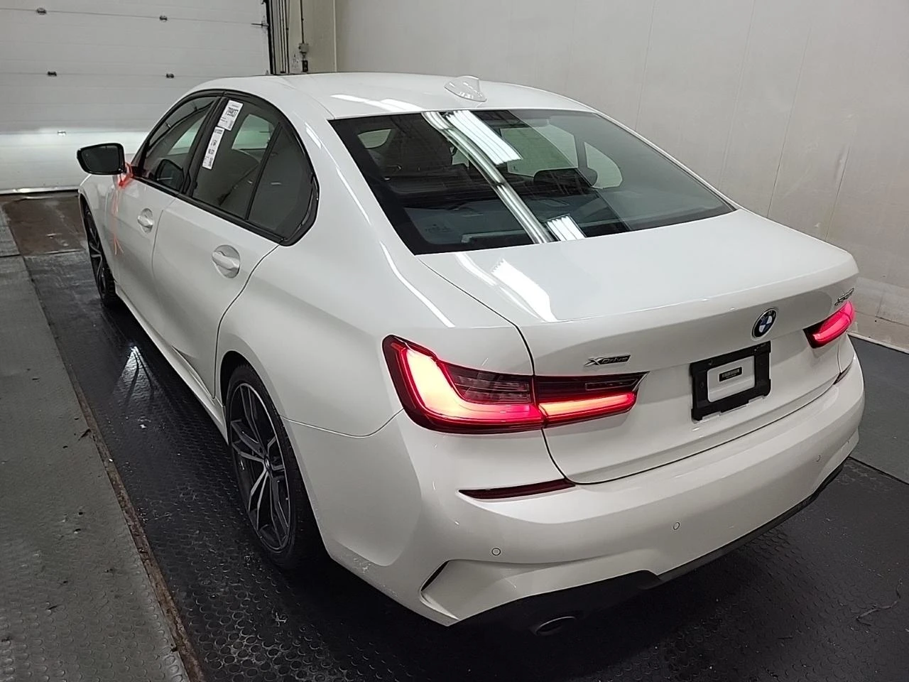 BMW 330 xDrive* M-pack* Shadow line* Ambient* Carplay*  - изображение 2