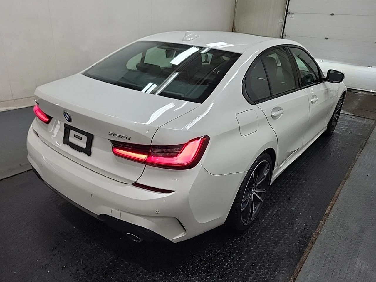 BMW 330 xDrive* M-pack* Shadow line* Ambient* Carplay*  - изображение 6