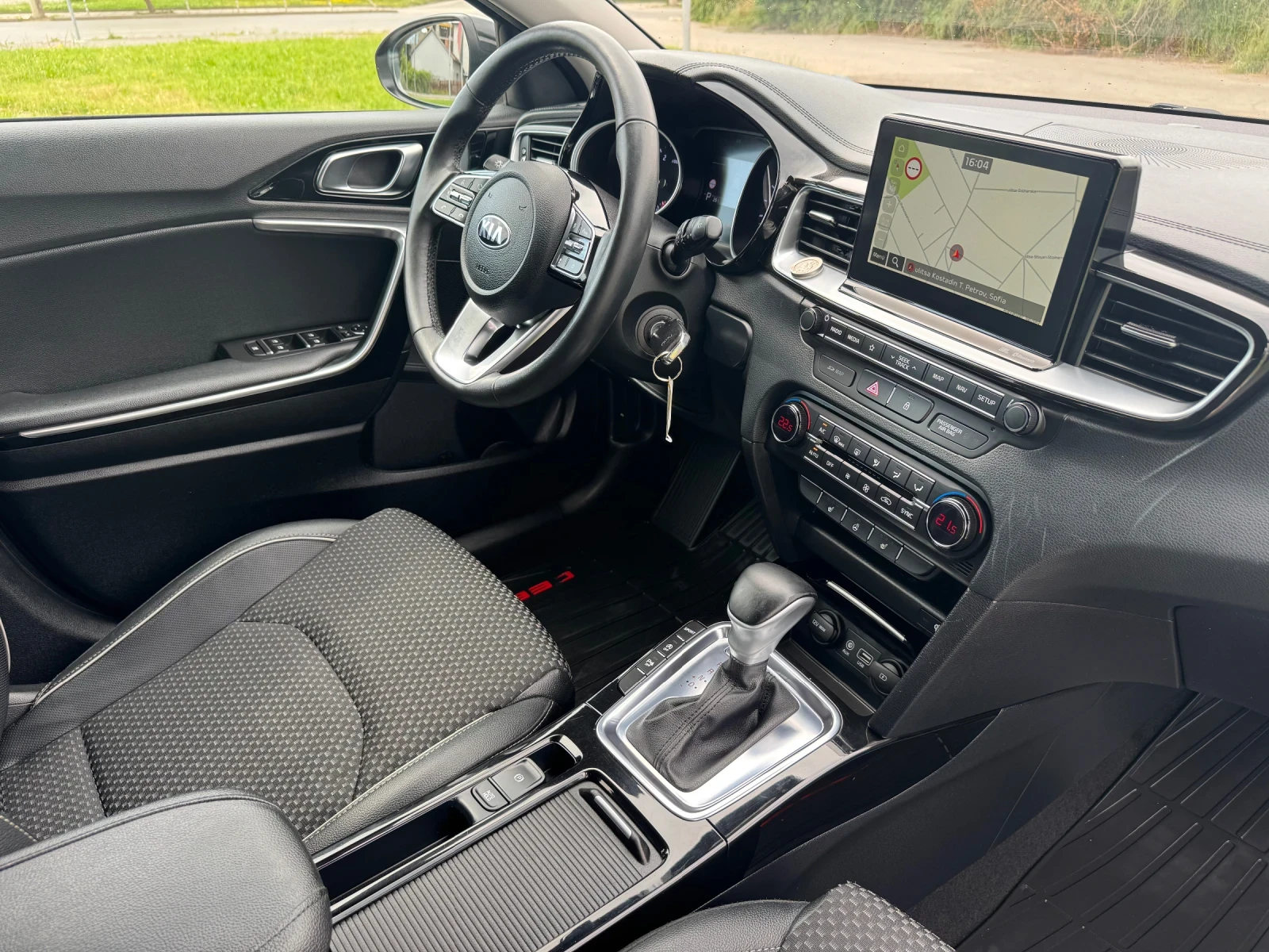 Kia Ceed 1.6CRDi Автоматик, снимка 10 - Автомобили и джипове - 54883740