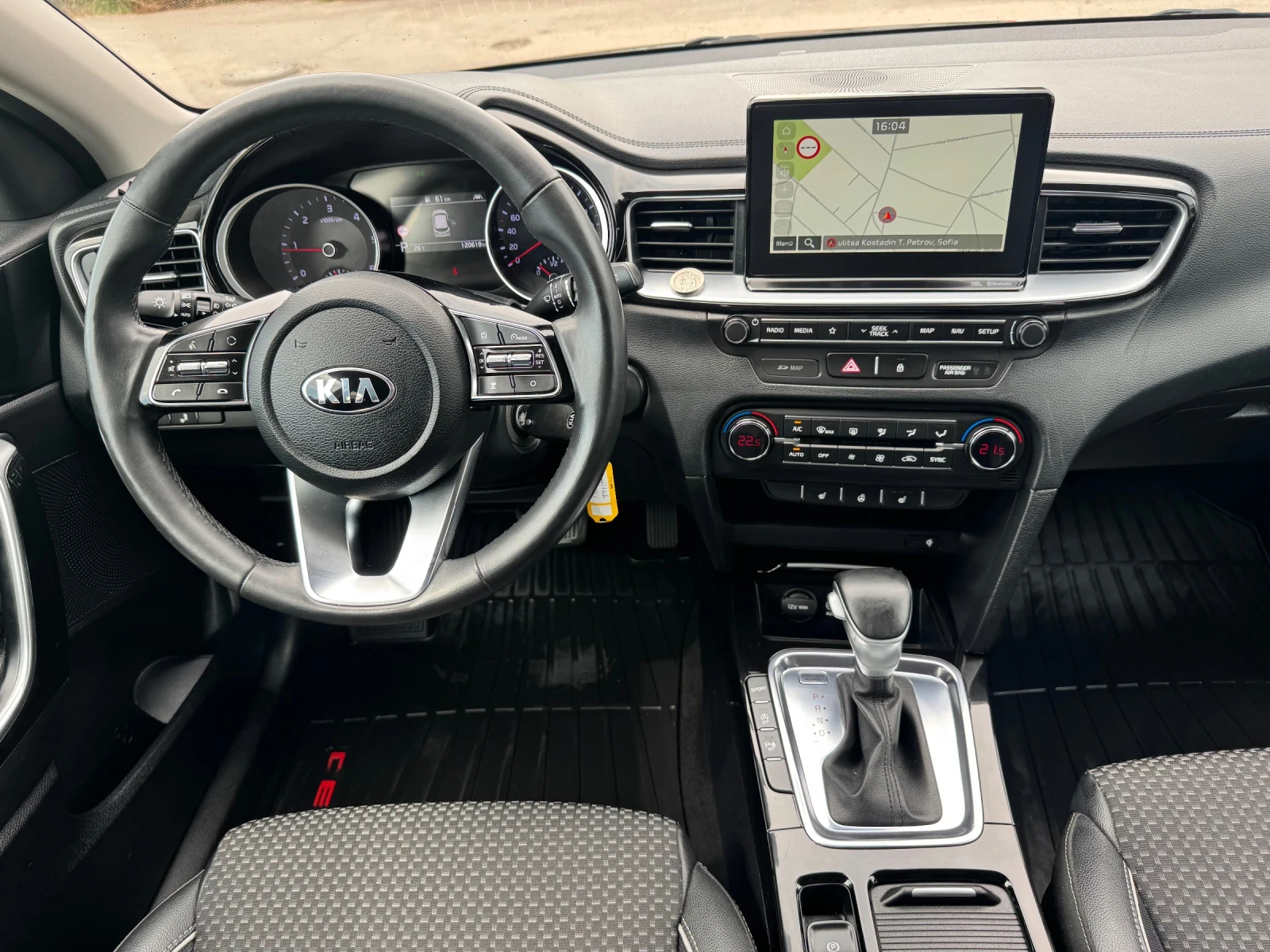 Kia Ceed 1.6CRDi Автоматик, снимка 11 - Автомобили и джипове - 54883740