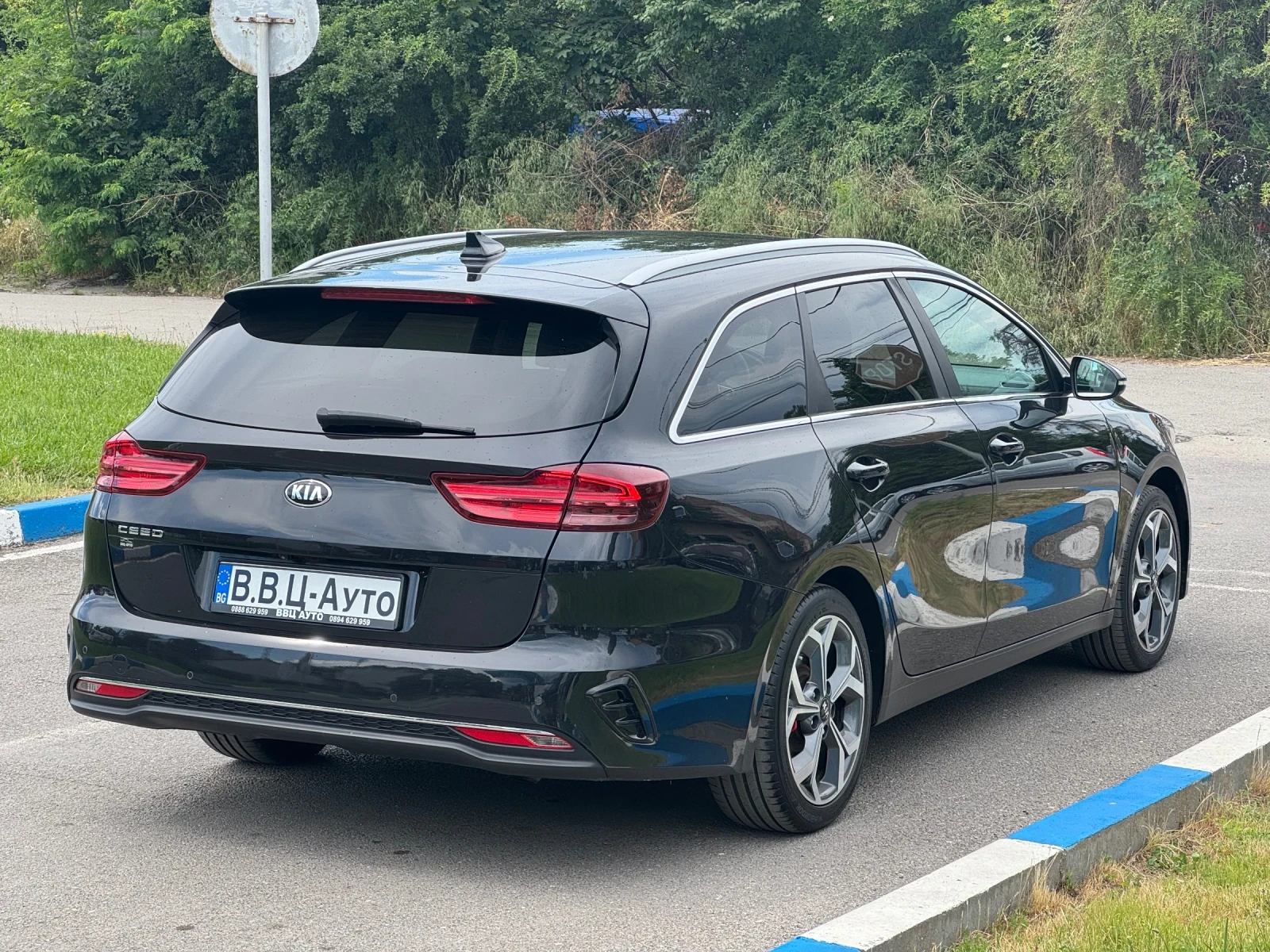 Kia Ceed 1.6CRDi Автоматик, снимка 4 - Автомобили и джипове - 54883740