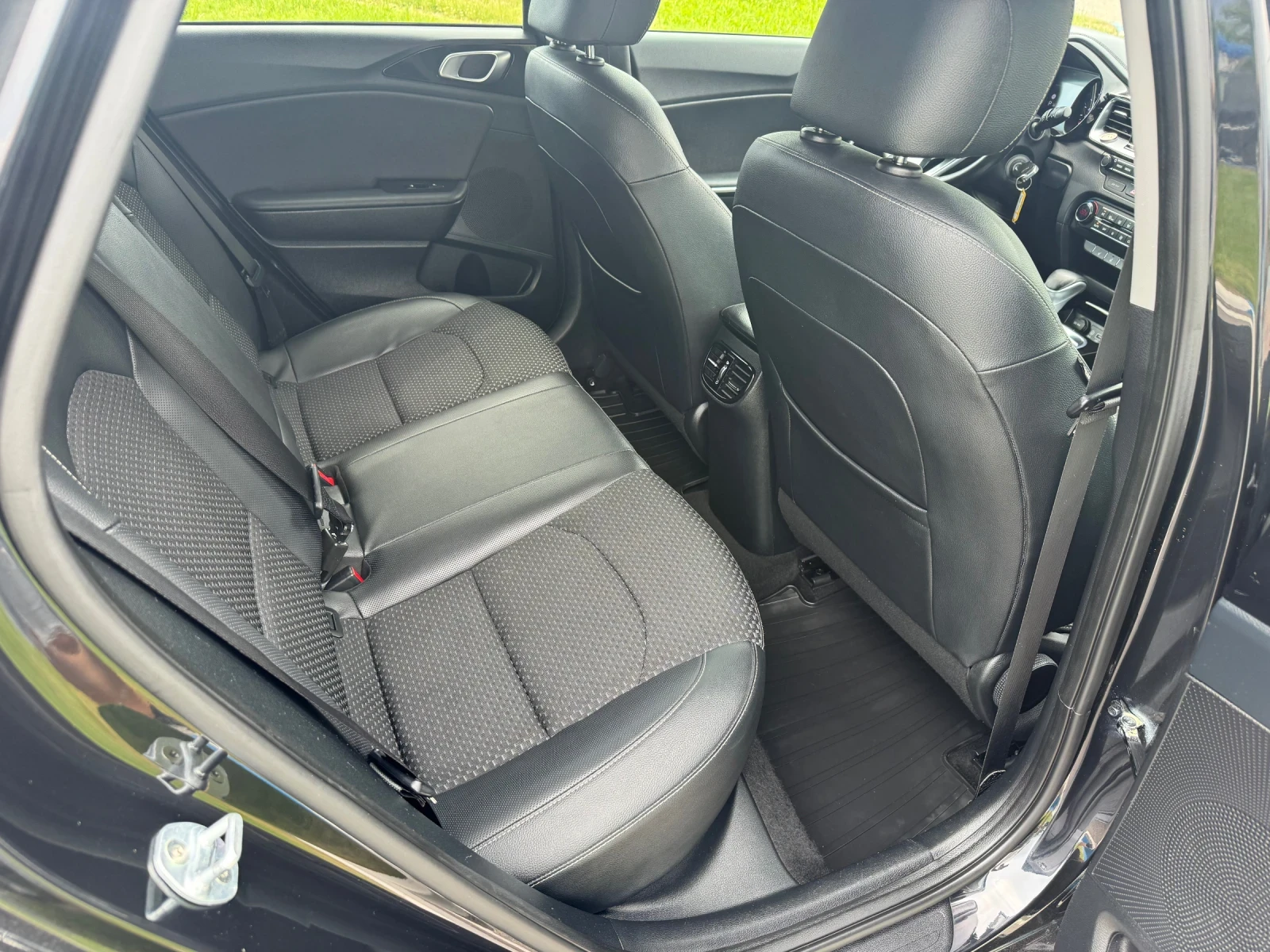 Kia Ceed 1.6CRDi Автоматик, снимка 8 - Автомобили и джипове - 54883740