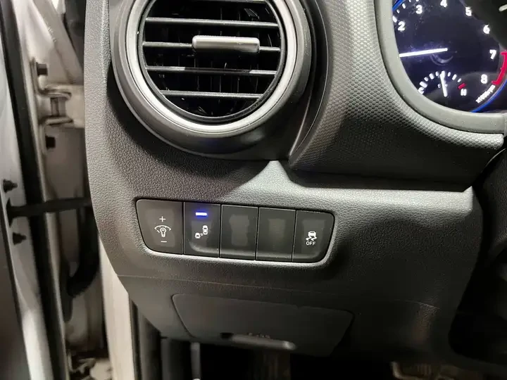 Hyundai Kona 4x4 2.0L бензин, подгрев седалки и волан, снимка 12 - Автомобили и джипове - 55981060