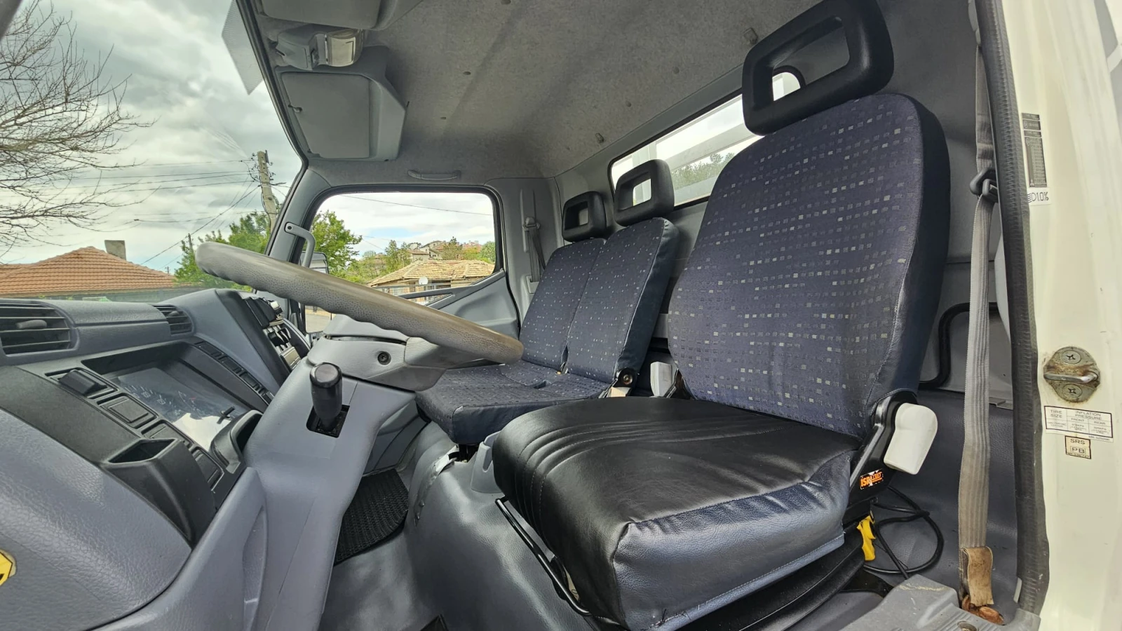 Mitsubishi Canter 3.0D 6SP CH-РАМПА-СЕРВИЗНА ИСТ.-ТРИСТРАНЕН-ЛИЗИНГ - изображение 9