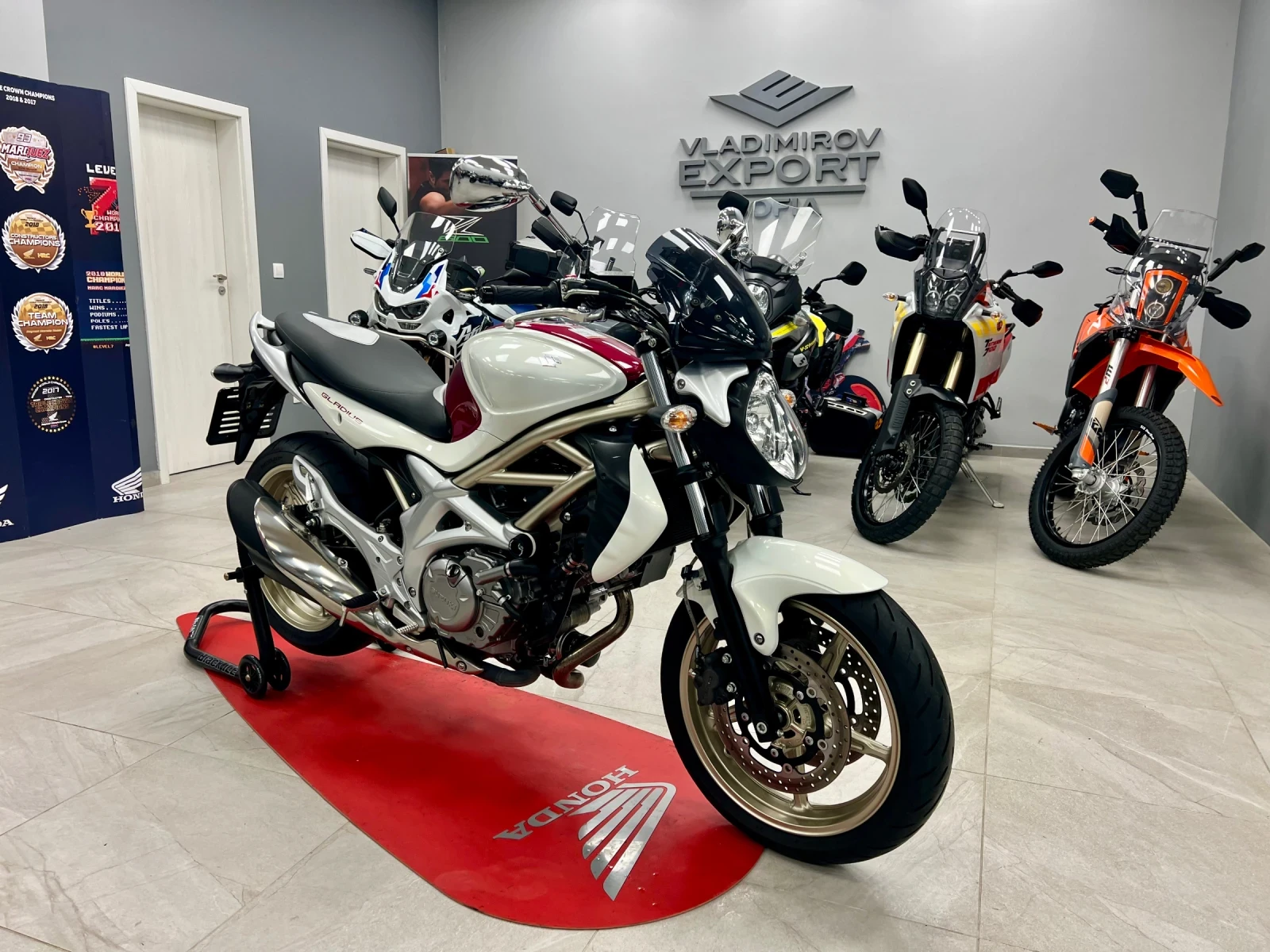 Suzuki Gladius SVF 650 2009 16.000km!, снимка 1