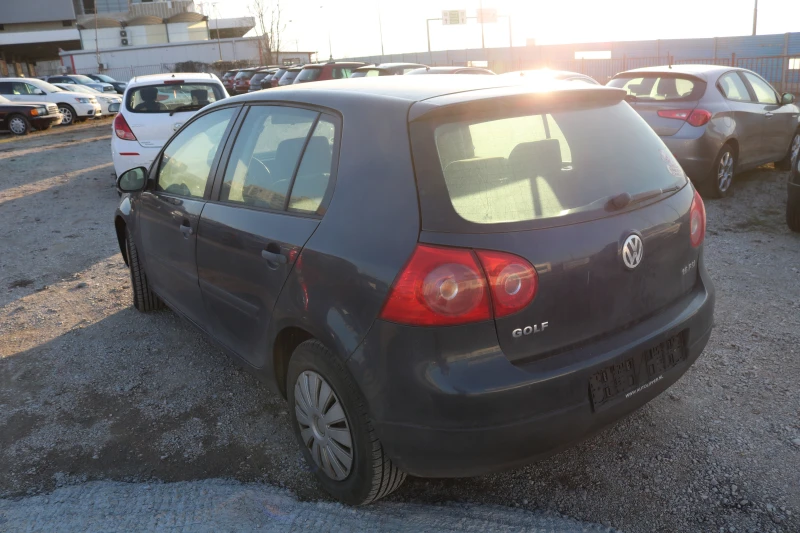 VW Golf 1.6 FSI, снимка 4 - Автомобили и джипове - 49090613