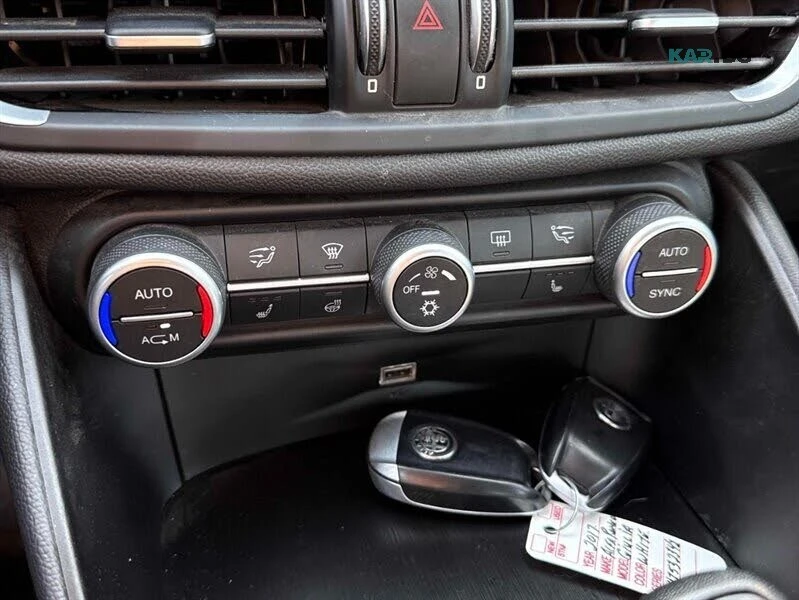 Alfa Romeo Giulia 2.0* AWD* КОЖА* ПОДГРЕВ* КАМЕРА* NAVI* LED* , снимка 11 - Автомобили и джипове - 56180165