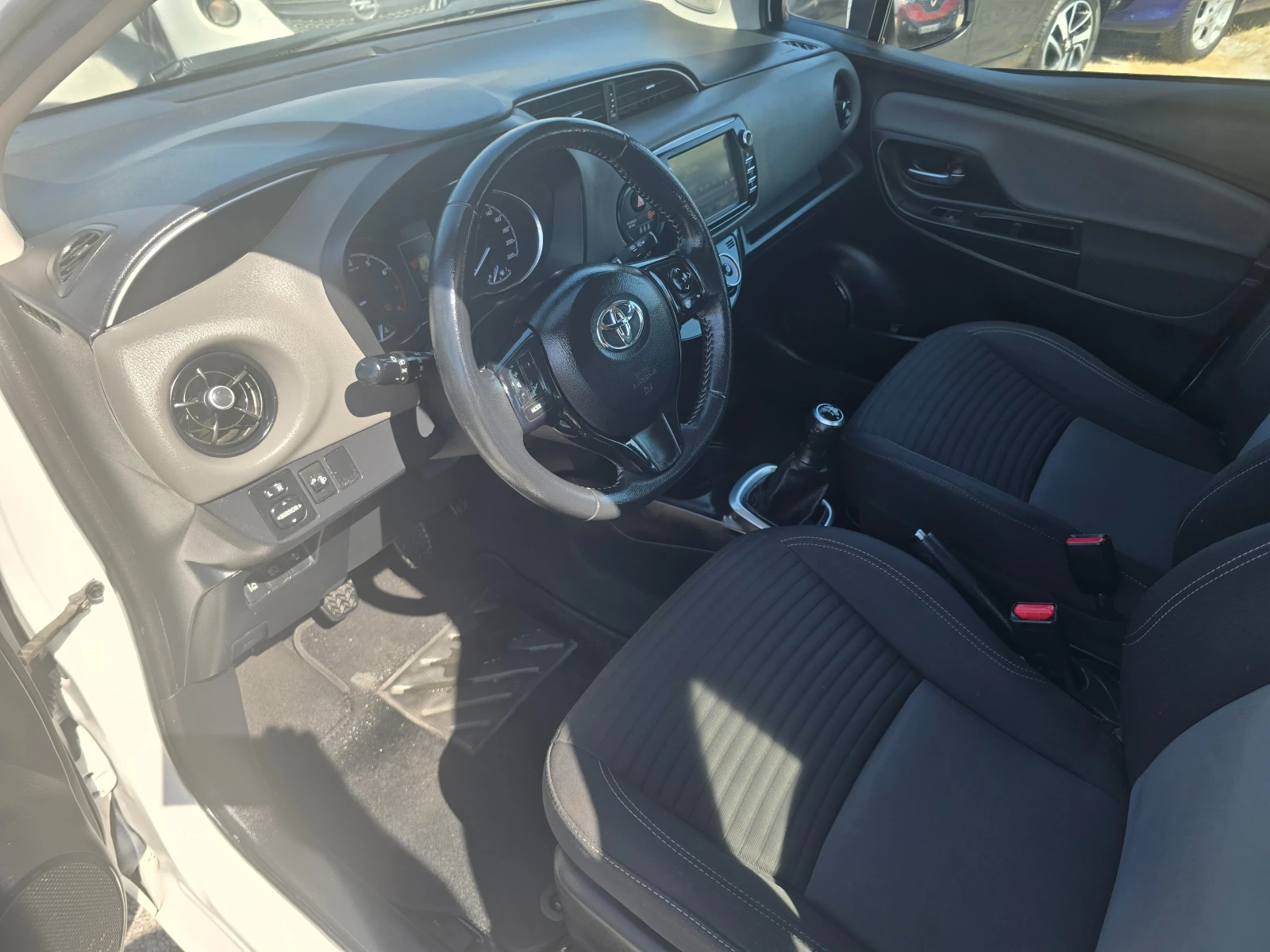 Toyota Yaris 1.0I-70K.C-NAVI-EURO6B-FACE - изображение 9