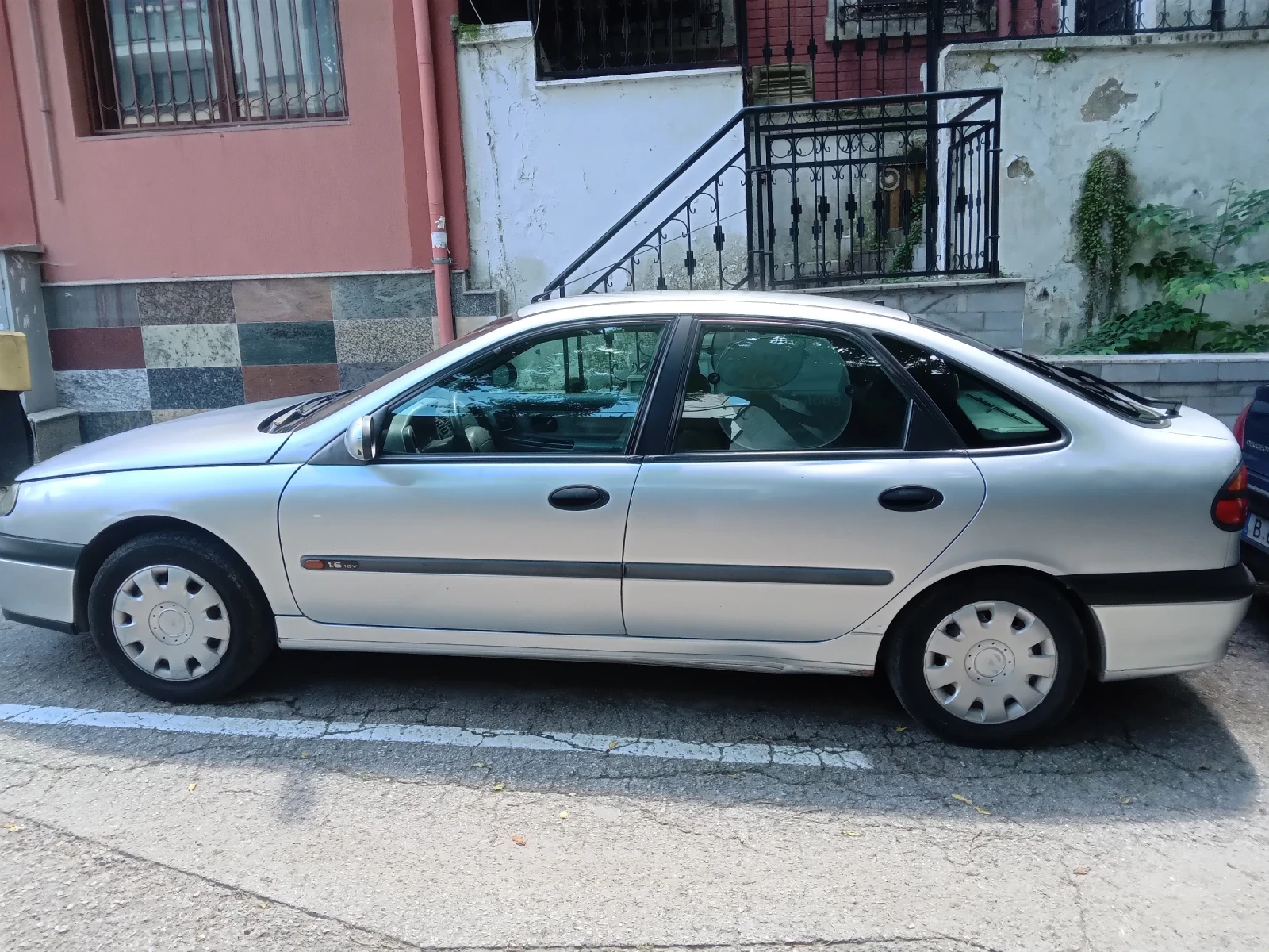 Renault Laguna 1, 6 бензин, снимка 2 - Автомобили и джипове - 54821197