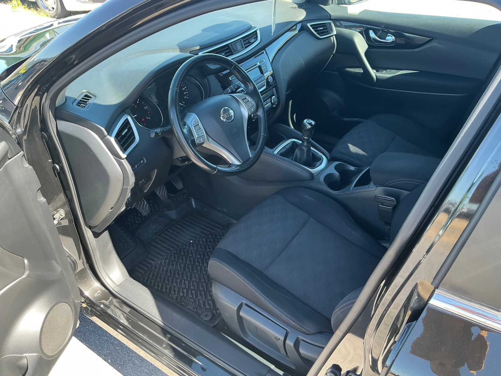 Nissan Qashqai 1.5 DCI, снимка 13 - Автомобили и джипове - 54558807