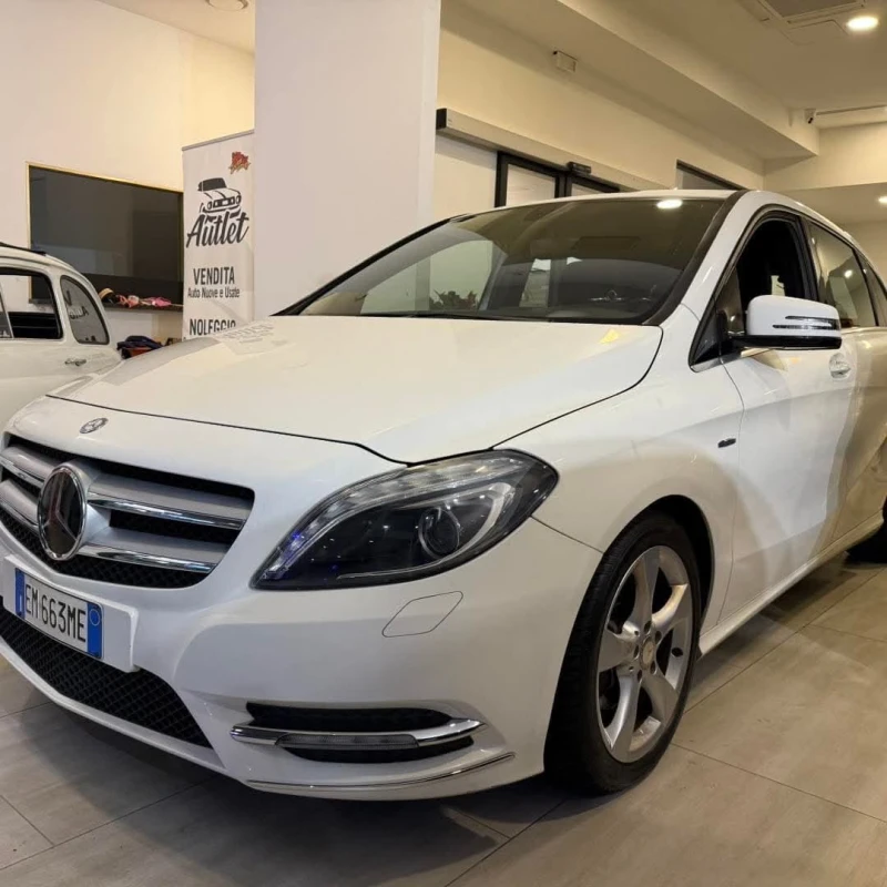 Mercedes-Benz B 180 Automat, снимка 1 - Автомобили и джипове - 48702834