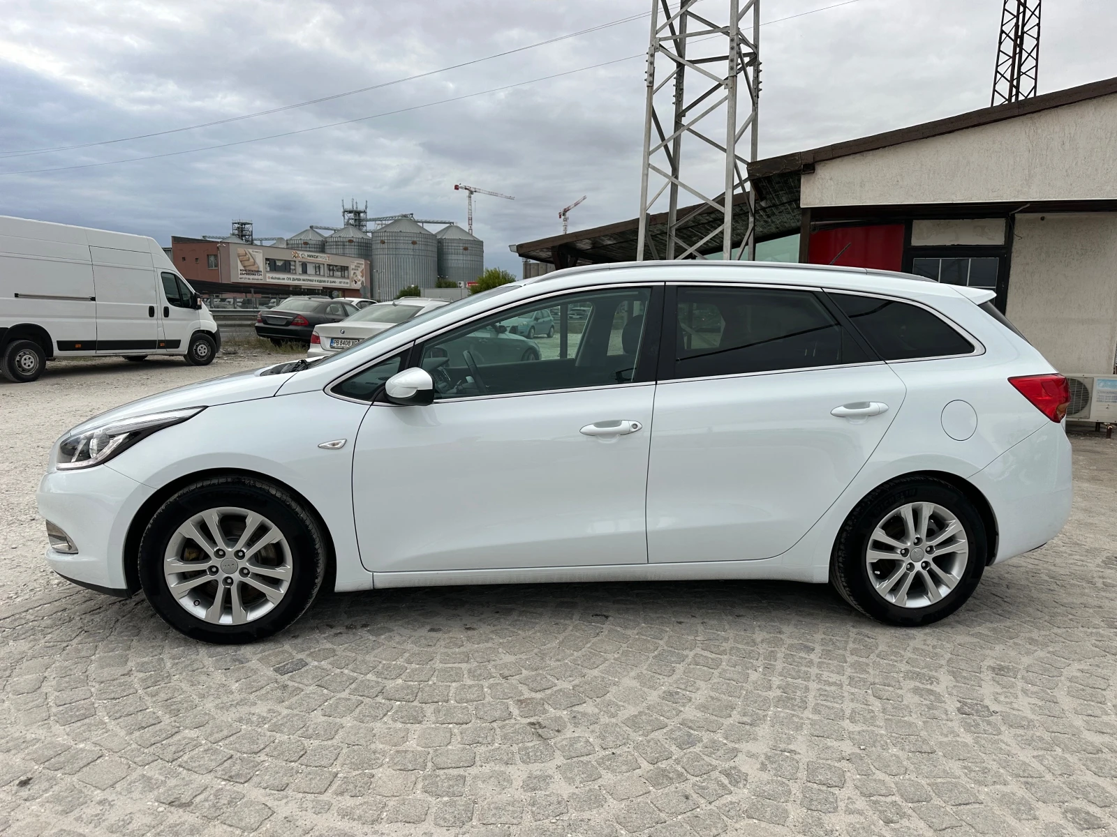 Kia Ceed 1.6 БЕНЗИН#LED#ПЕРФЕКТНА#РЕАЛНИ КИЛОМЕТРИ#EURO 5 - изображение 2