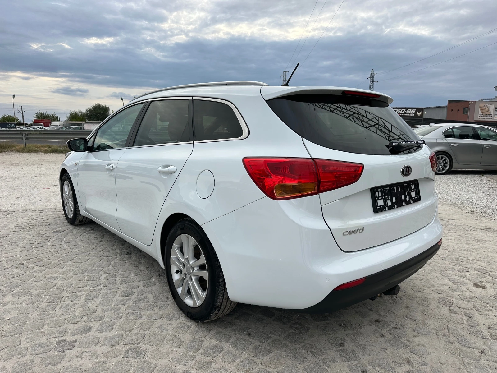 Kia Ceed 1.6 БЕНЗИН#LED#ПЕРФЕКТНА#РЕАЛНИ КИЛОМЕТРИ#EURO 5 - изображение 3