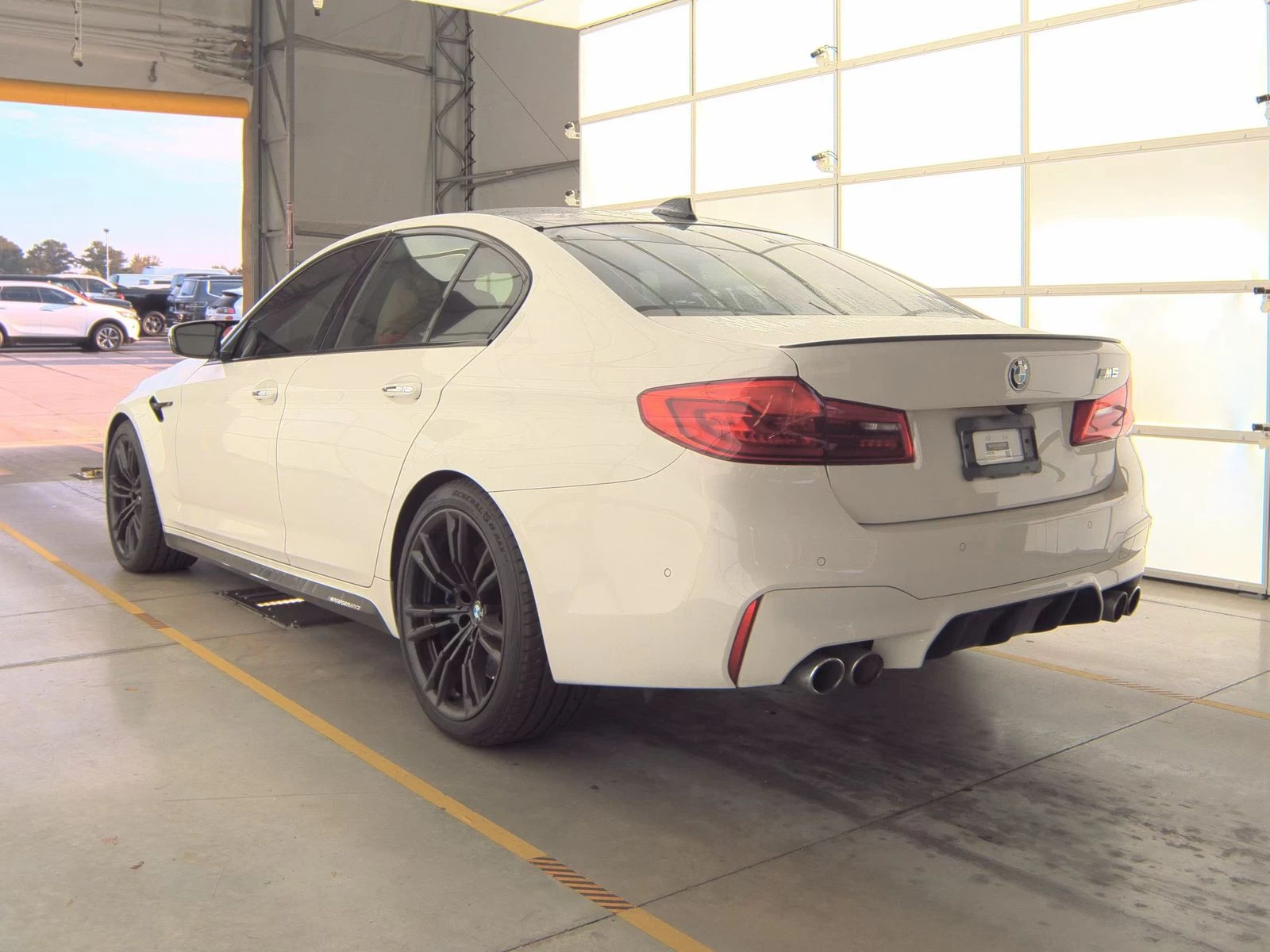 BMW M5 B&W* HEADUP* DISTRONIK* МАСАЖ* ОБДУХ* ВАКУМ* LANE  - изображение 6