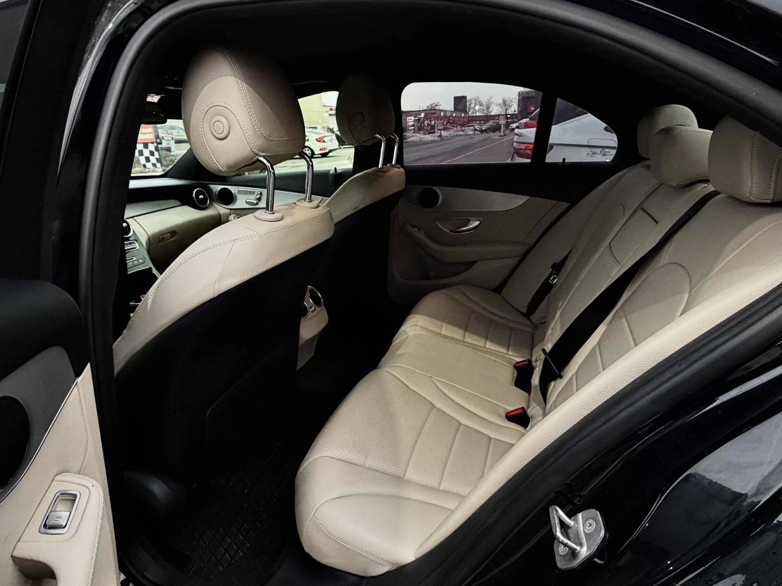 Mercedes-Benz C 300 2.0L 4MATIC  - изображение 8