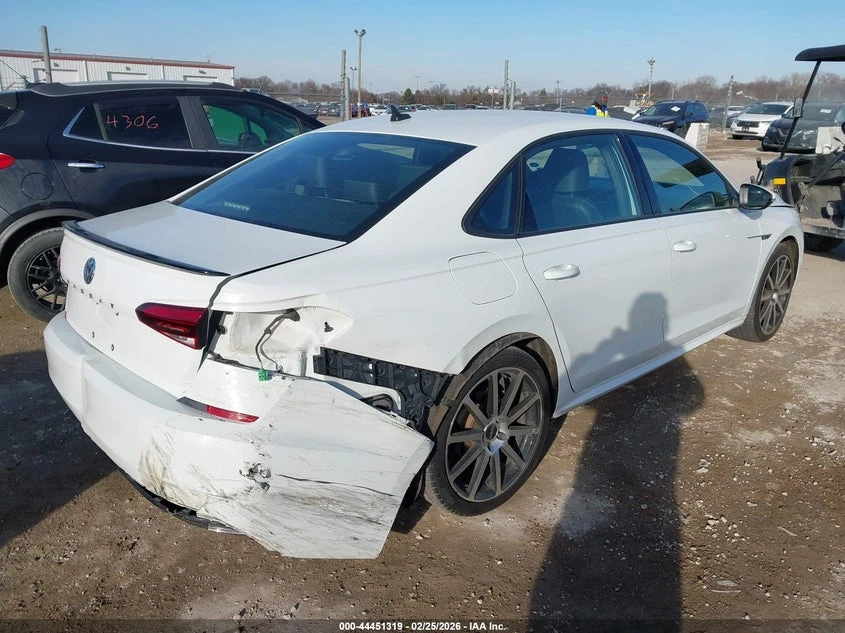 VW Passat 2.0l Volkswagen 2.0T R-Line, снимка 4 - Автомобили и джипове - 54141647