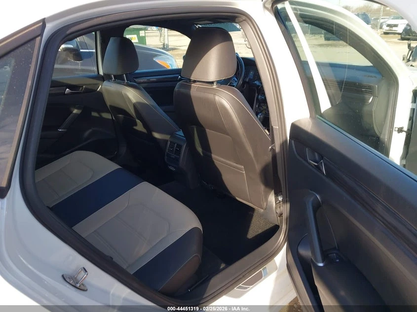 VW Passat 2.0l Volkswagen 2.0T R-Line, снимка 8 - Автомобили и джипове - 54141647