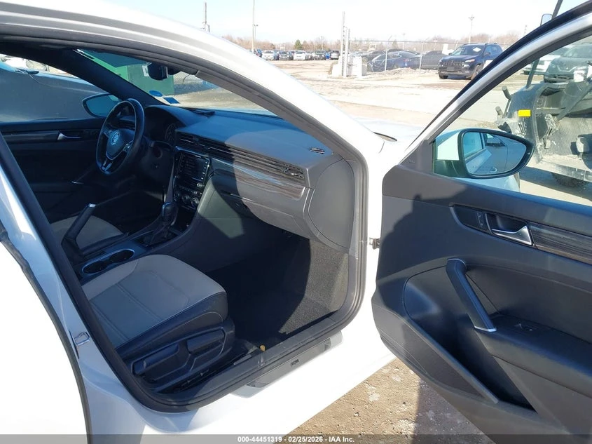 VW Passat 2.0l Volkswagen 2.0T R-Line, снимка 5 - Автомобили и джипове - 54141647