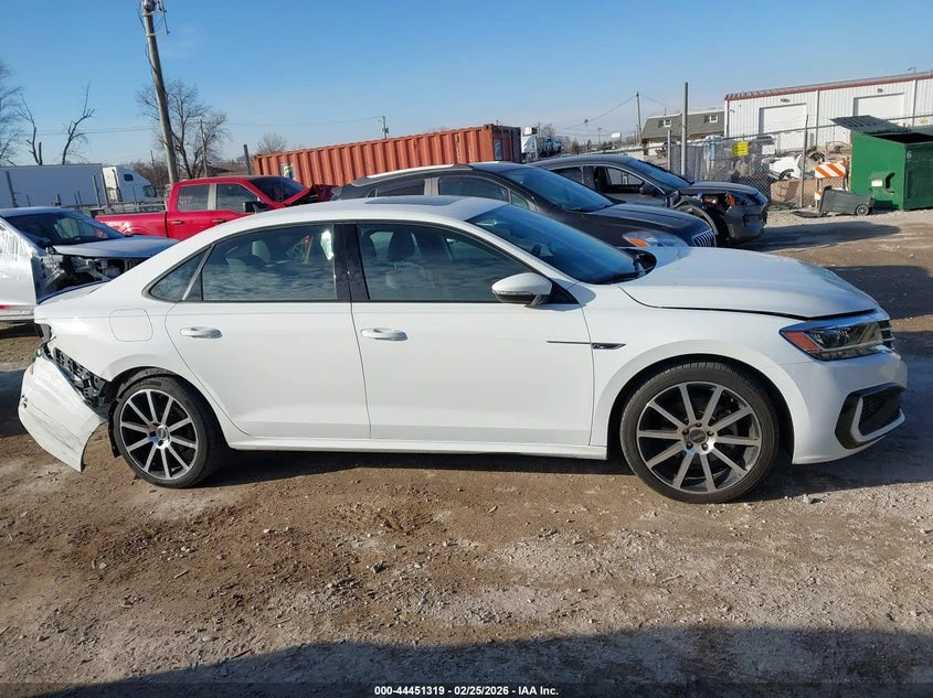 VW Passat 2.0l Volkswagen 2.0T R-Line, снимка 13 - Автомобили и джипове - 54141647