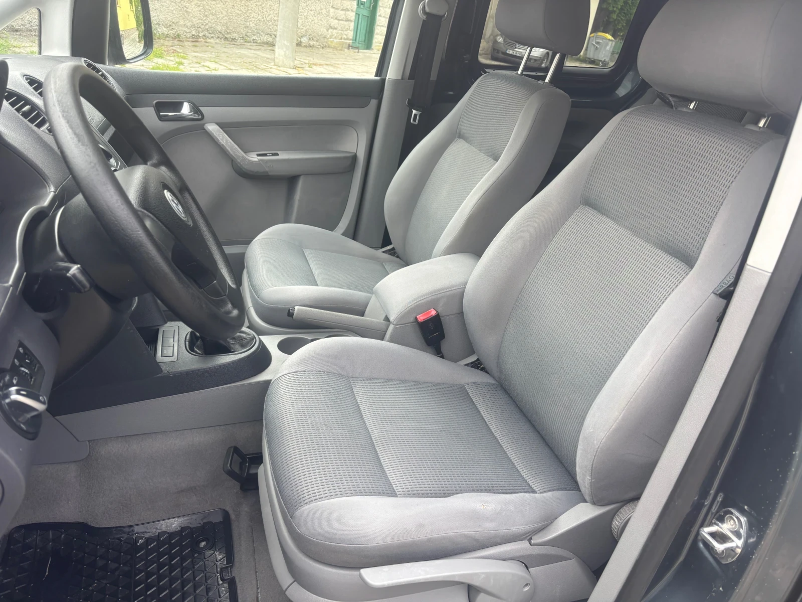 VW Caddy 1.9TDI  7 места, снимка 7 - Автомобили и джипове - 54511345