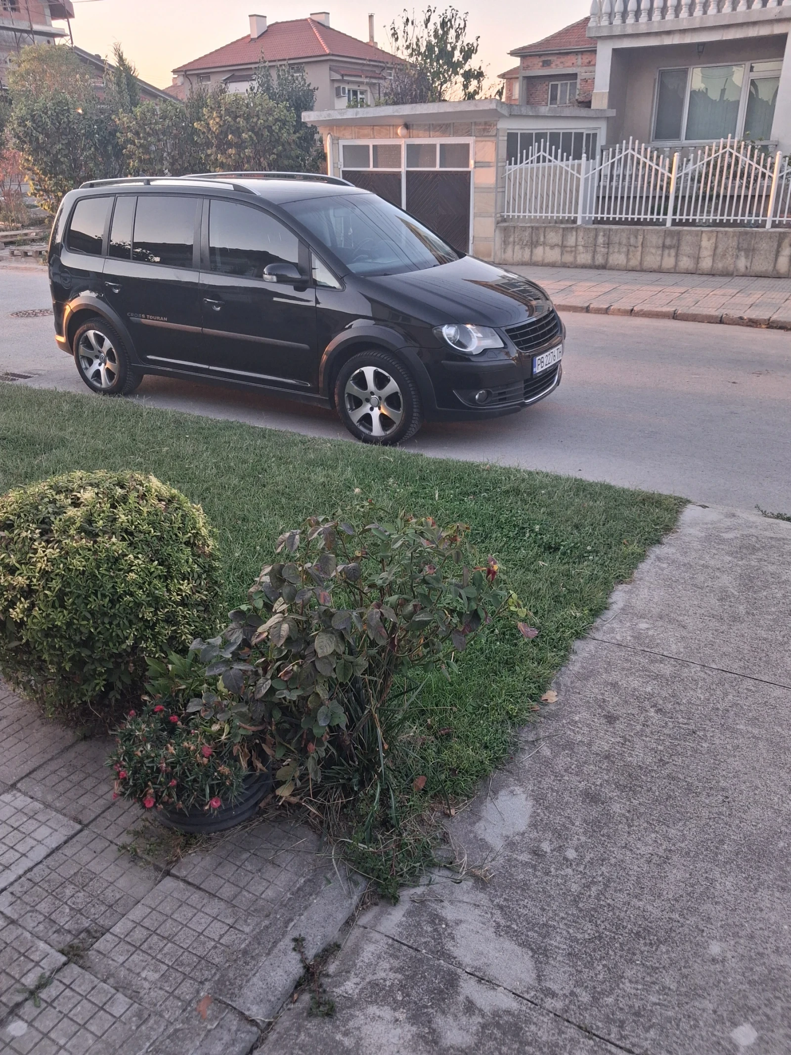 VW Touran 2.0 140 ps BMM Touran CROSS, снимка 13 - Автомобили и джипове - 55981540