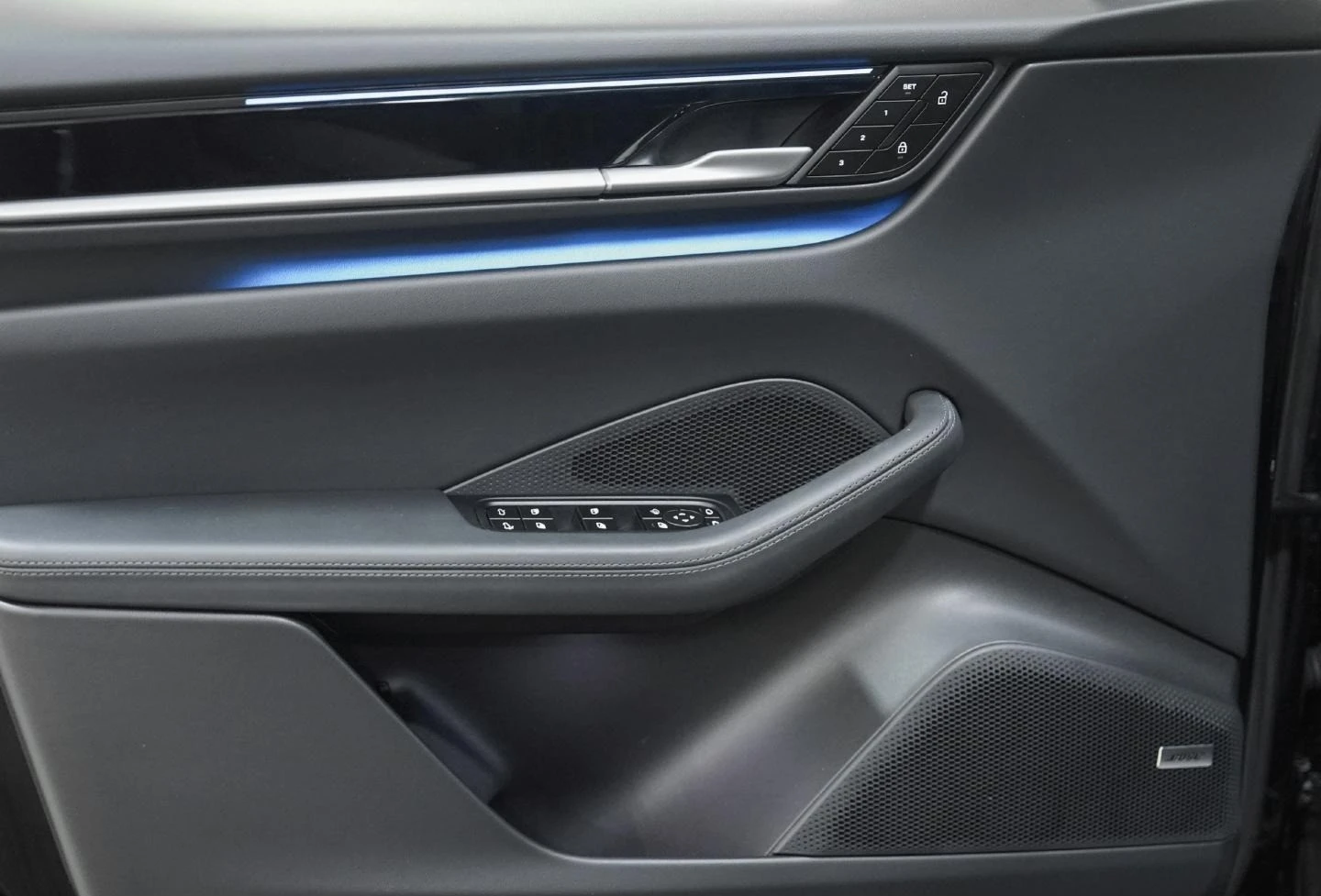 Porsche Macan 4 ELECTRIC/SPORT CHRONO/BOSE/HEAD UP/PANO/ - изображение 7