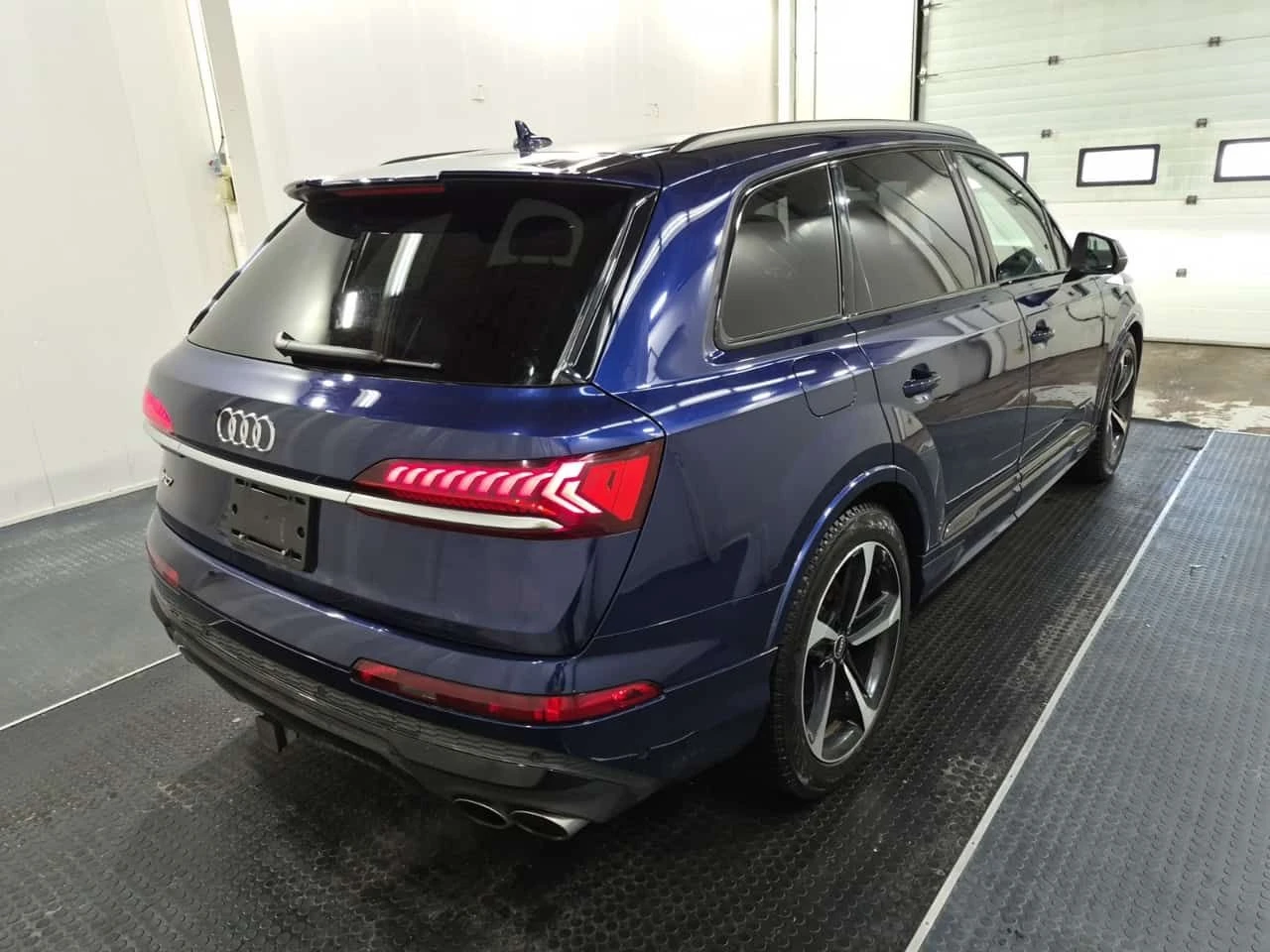 Audi SQ7 * PREMIUM PLUS * CARFAX * ЦЕНА ДО БГ, снимка 3 - Автомобили и джипове - 54738856