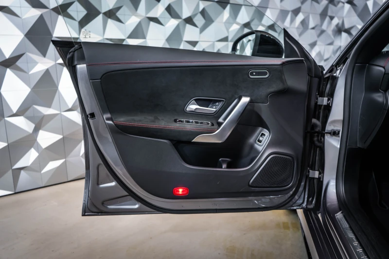 Mercedes-Benz CLA 35 AMG 4M Coupe* NightP* Alcantara, снимка 7 - Автомобили и джипове - 52197689