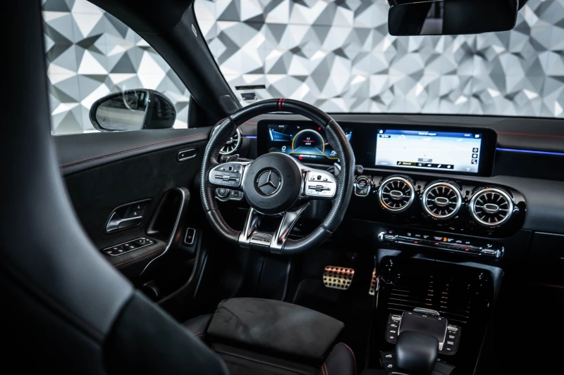 Mercedes-Benz CLA 35 AMG 4M Coupe* NightP* Alcantara, снимка 10 - Автомобили и джипове - 52197689