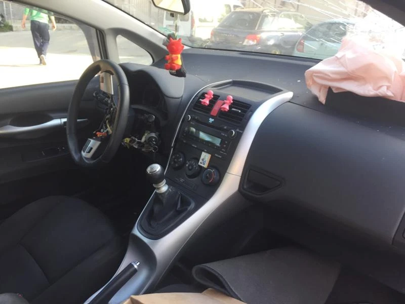 Toyota Auris 1.3i, снимка 11 - Автомобили и джипове - 43182052