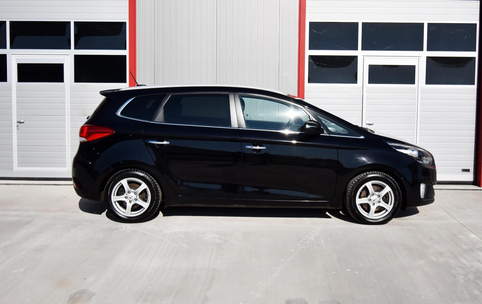 Kia Carens Автоматик, 7 места, всички екстри!, снимка 7 - Автомобили и джипове - 54426602