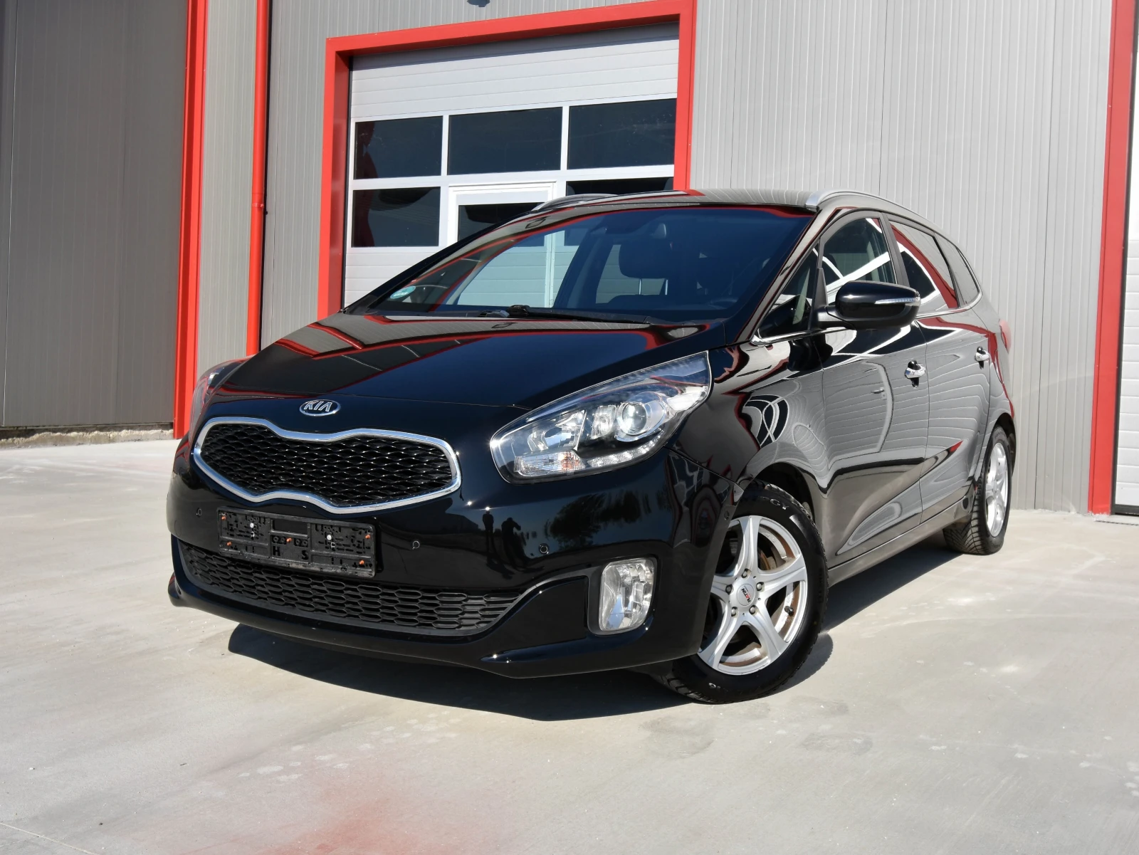 Kia Carens Автоматик, 7 места, всички екстри!, снимка 2 - Автомобили и джипове - 54426602
