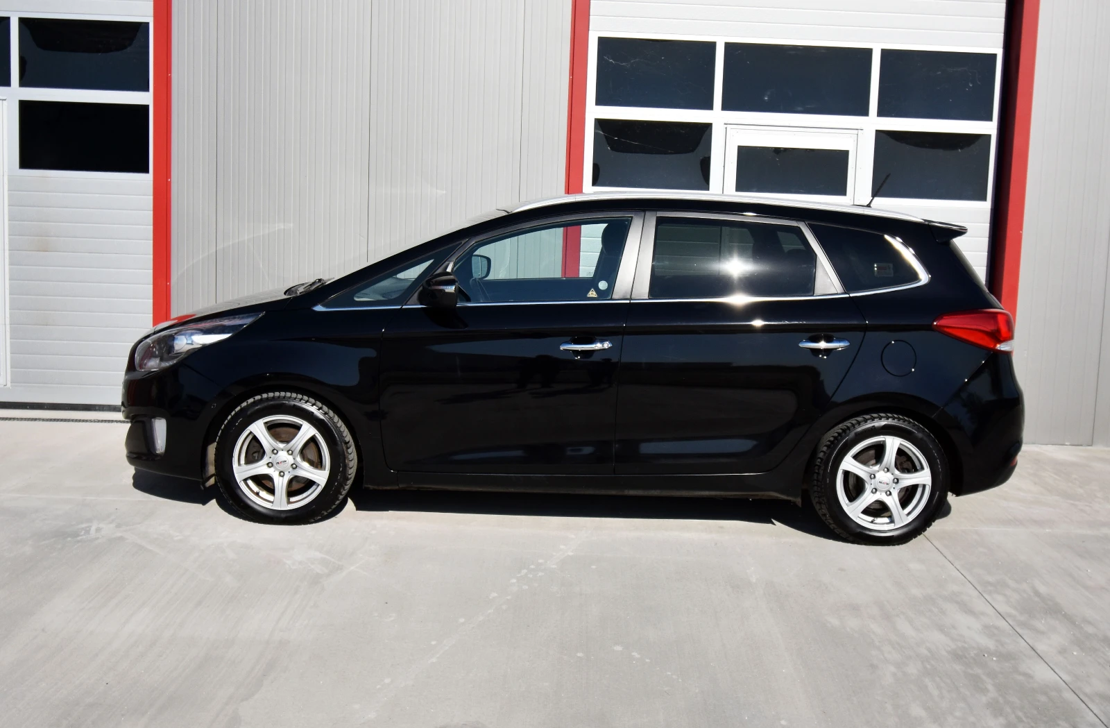 Kia Carens Автоматик, 7 места, всички екстри!, снимка 8 - Автомобили и джипове - 54426602