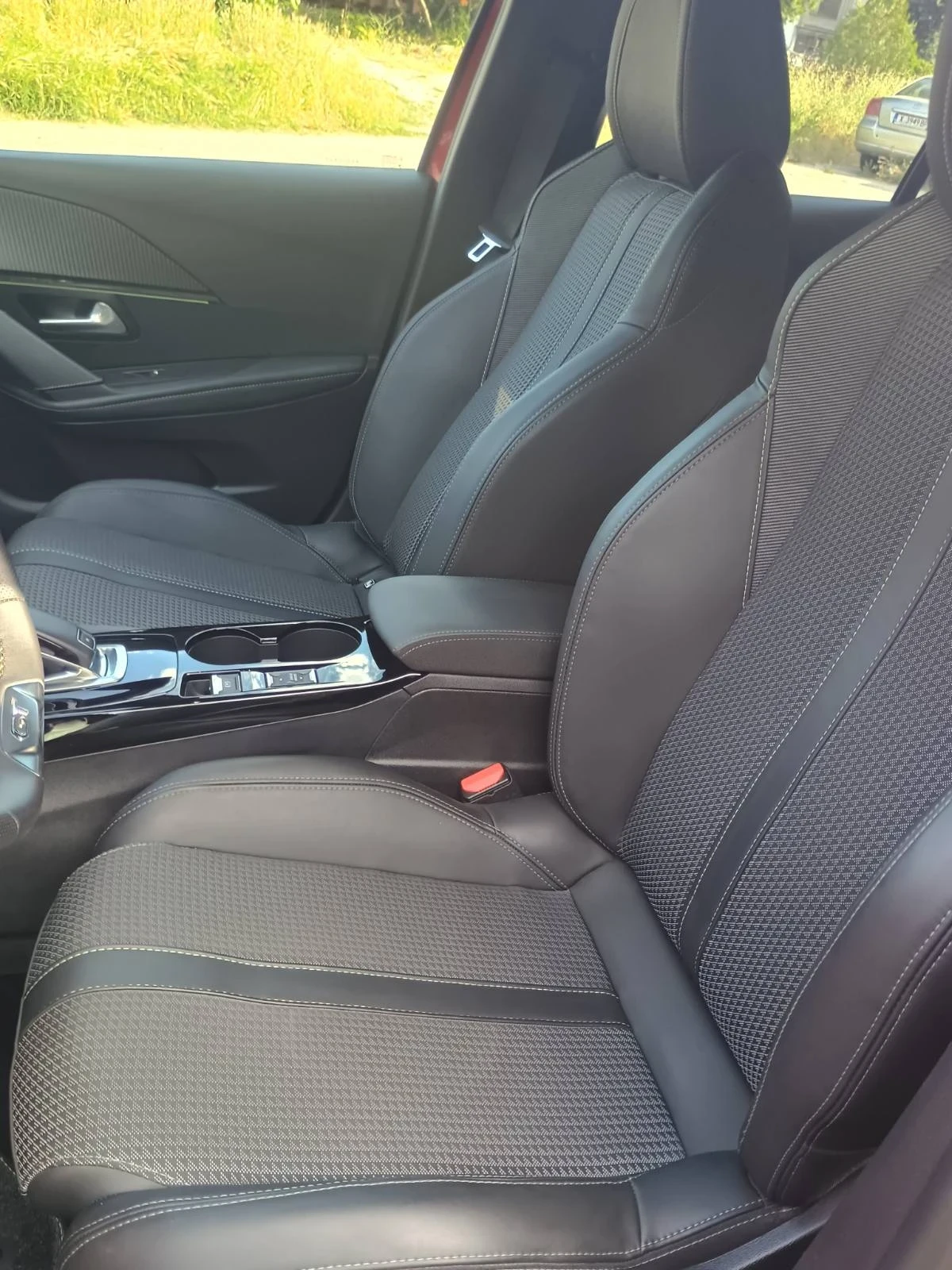 Peugeot 208 GT 131кс., снимка 11 - Автомобили и джипове - 55140315