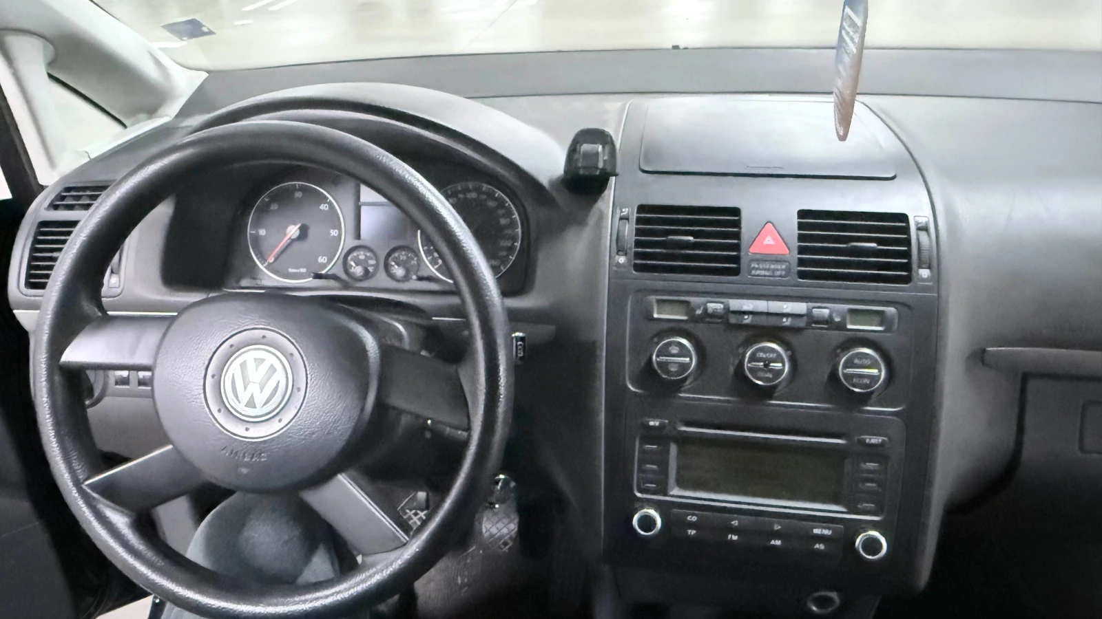 VW Touran 2.0 TDI, снимка 5 - Автомобили и джипове - 56587562