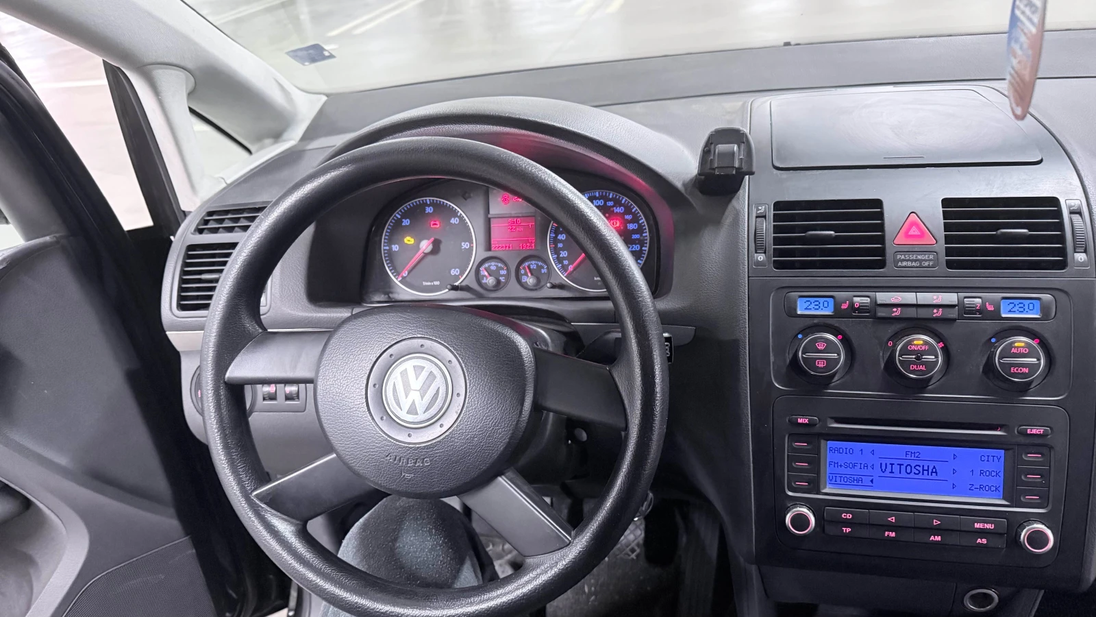 VW Touran 2.0 TDI, снимка 6 - Автомобили и джипове - 56587562