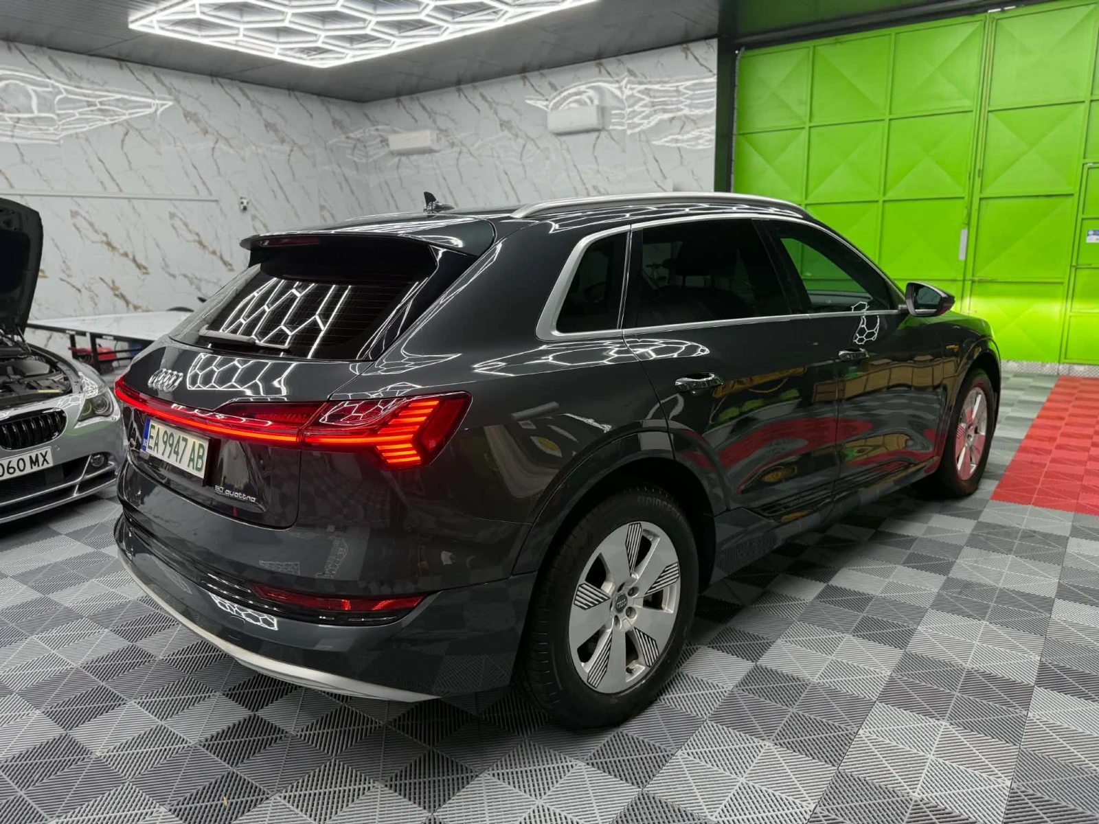 Audi E-Tron, снимка 5 - Автомобили и джипове - 56724545