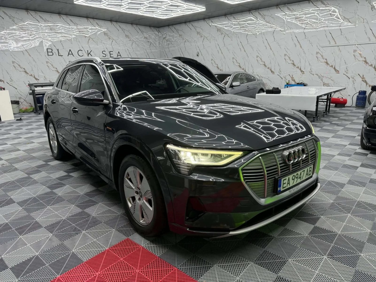 Audi E-Tron, снимка 3 - Автомобили и джипове - 56724545