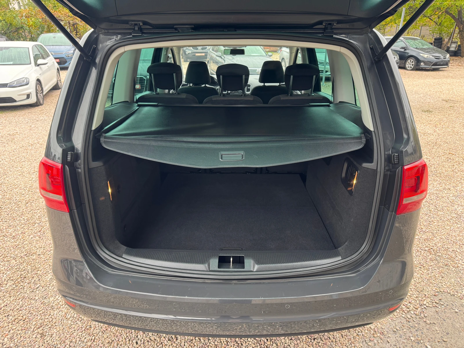 VW Sharan 2.0TDI, снимка 13 - Автомобили и джипове - 56735452
