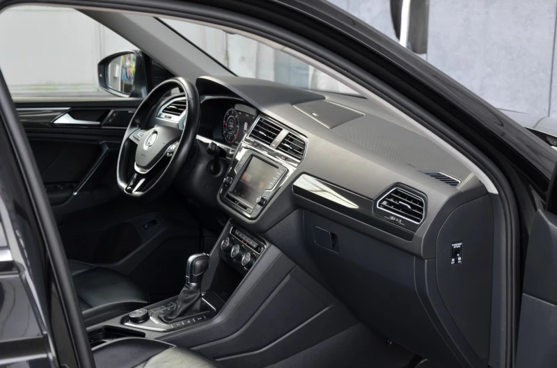 VW Tiguan R-Line* 4x4* 360*  Distronic* Digital* 190, снимка 8 - Автомобили и джипове - 52155548