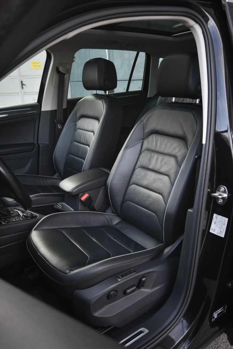 VW Tiguan R-Line* 4x4* 360*  Distronic* Digital* 190, снимка 10 - Автомобили и джипове - 52155548